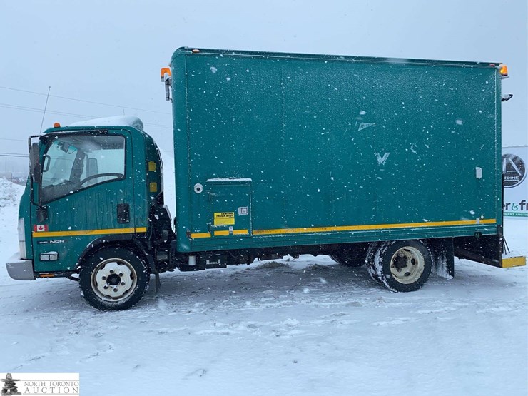 2010-isuzu-nqr-image-3