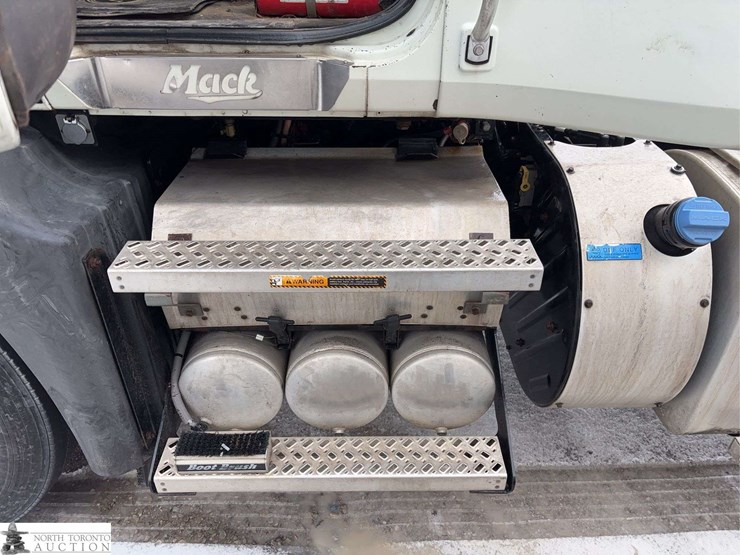 non-operable-2014-mack-pinnacle-t/a-day-cab-tractor-image-8