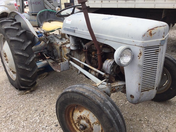 1949-ford-tractor-image-1
