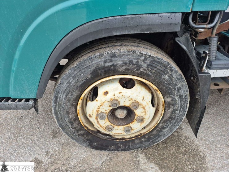 2014-isuzu-nqr-image-17