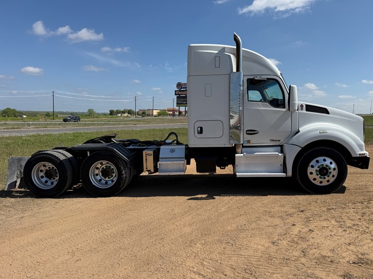 2016-kenworth-t880-image-4