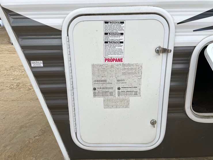 #201-•-2014-palomino-puma-253-fbs-27'-fifth-wheel-camper-(has-wi-title)-image-37
