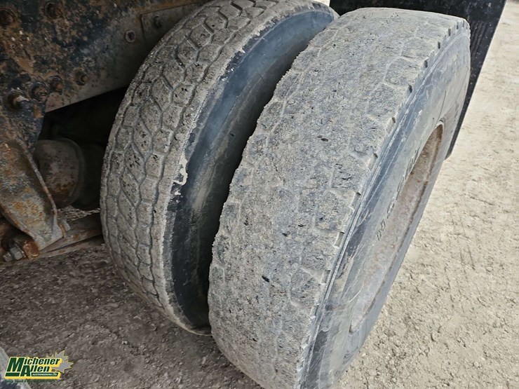 2004-freightliner-fl80-image-12