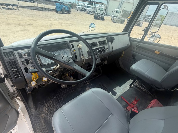 2000-freightliner-fl80-image-12