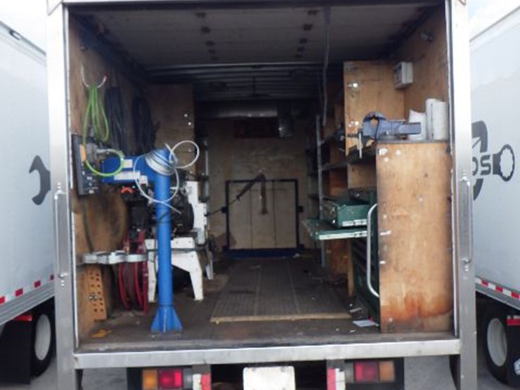 2016-isuzu-npr-hd-image-7