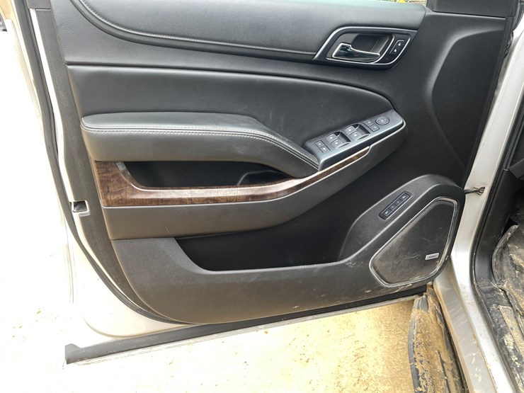 2015-chevrolet-suburban-image-32