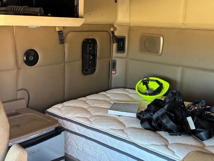 2015-kenworth-t680-image-11