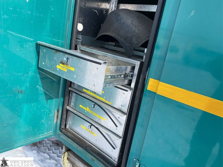 2010-freightliner-m2-106-image-29