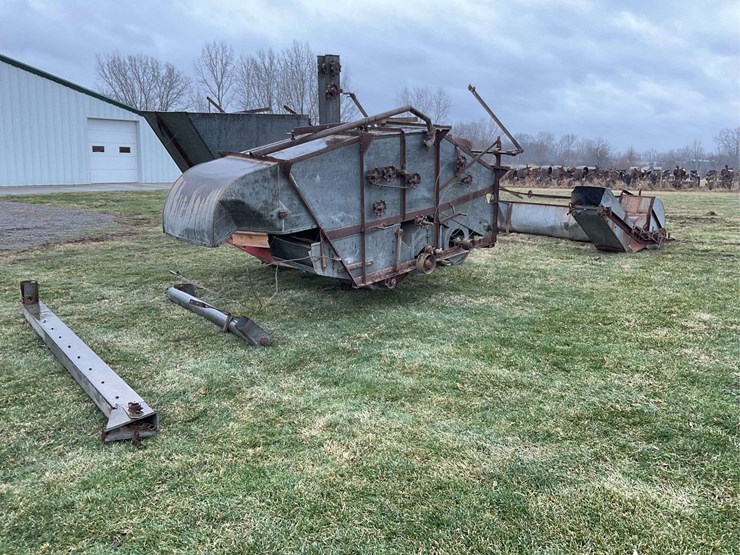 fordson-with-mounted-gleaner-combine-image-6