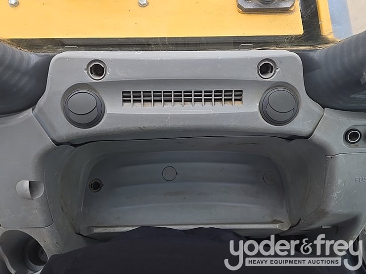 2017-deere-210g-lc-image-121