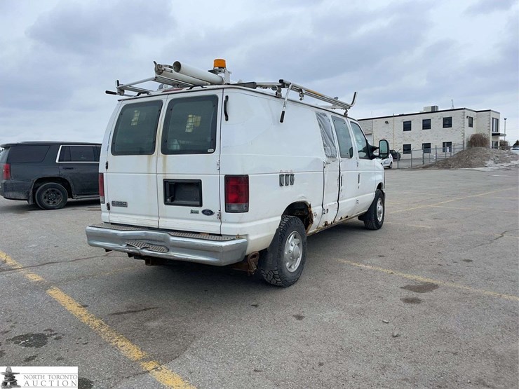 2010-ford-cargo-image-5