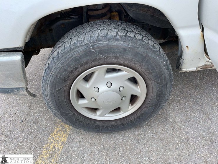 2012-ford-cargo-image-25