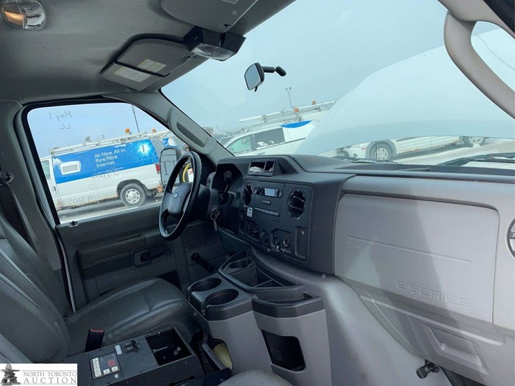 2014-ford-cargo-image-19