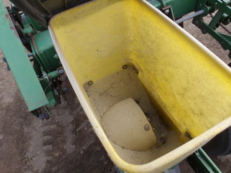 #7426-•-3pt-2-row-john-deere-planter-image-10