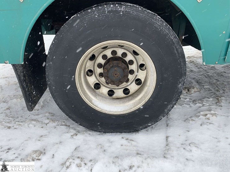 2011-freightliner-m2-106-image-39