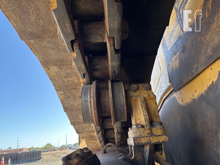 2011-caterpillar-d6t-image-35