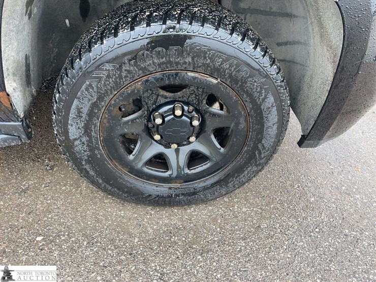 2017-chevrolet-tahoe-image-21