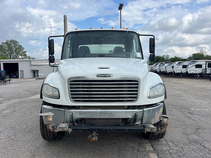 2020-freightliner-m2-106-image-2