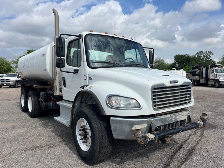 2020-freightliner-m2-106-image-3