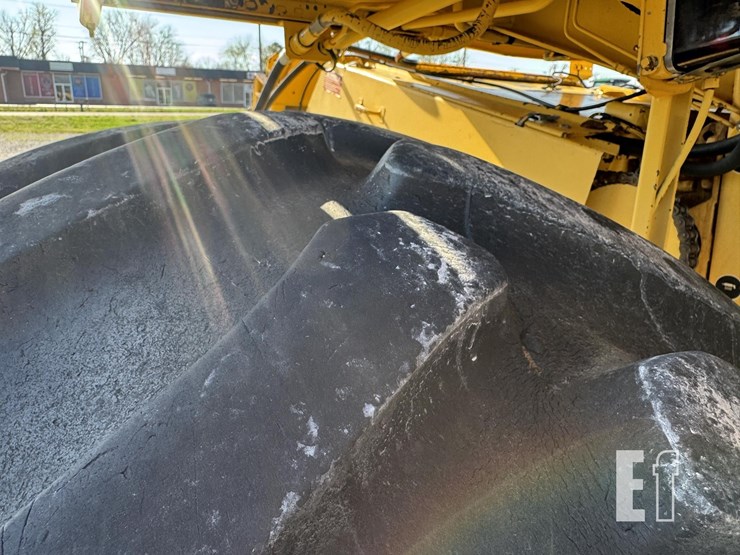 1987-new-holland-tr86-image-4