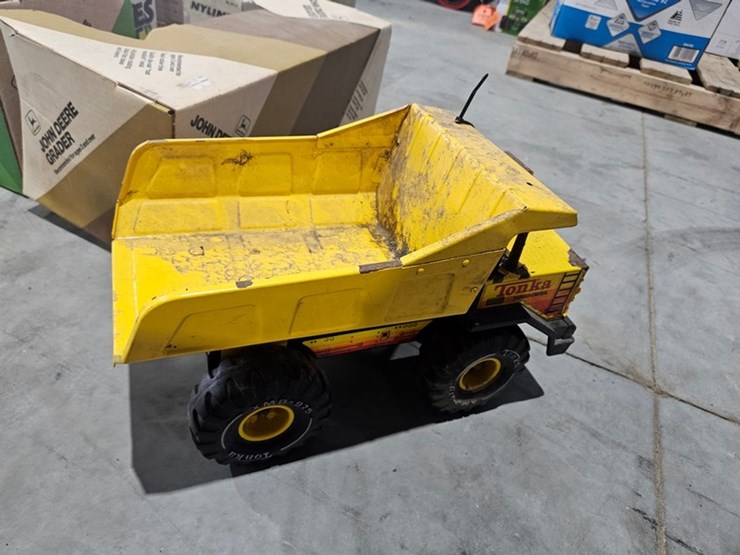 #972-•-tonka-toy-metal-dump-truck-image-4