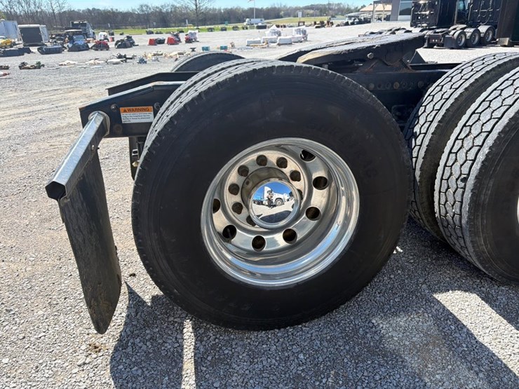 #31953-•-2013-freightliner-tandem-axle-truck-tractor-image-12