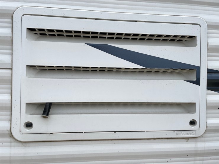 #201-•-2014-palomino-puma-253-fbs-27'-fifth-wheel-camper-(has-wi-title)-image-21