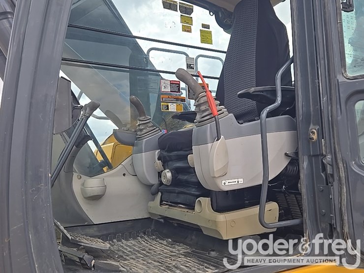 2017-deere-210g-lc-image-116