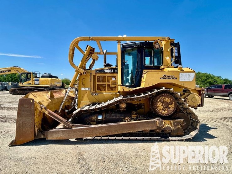 2012-caterpillar-d6t-image-1