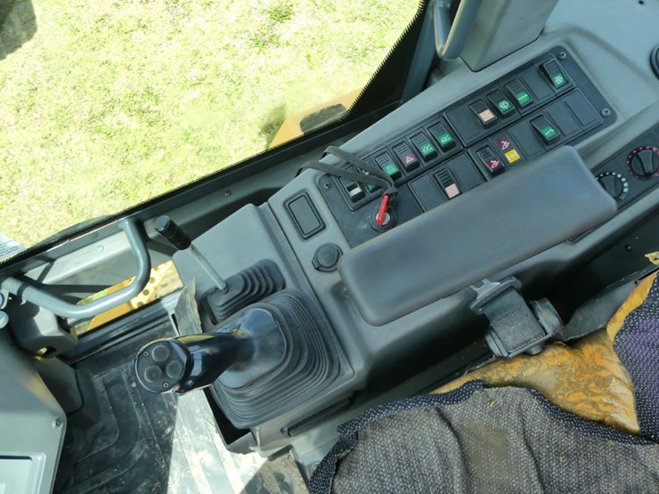 2014-deere-324j-image-12