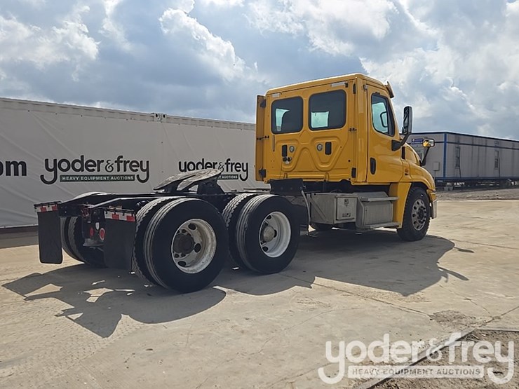 2012-freightliner-cascadia-125-image-5