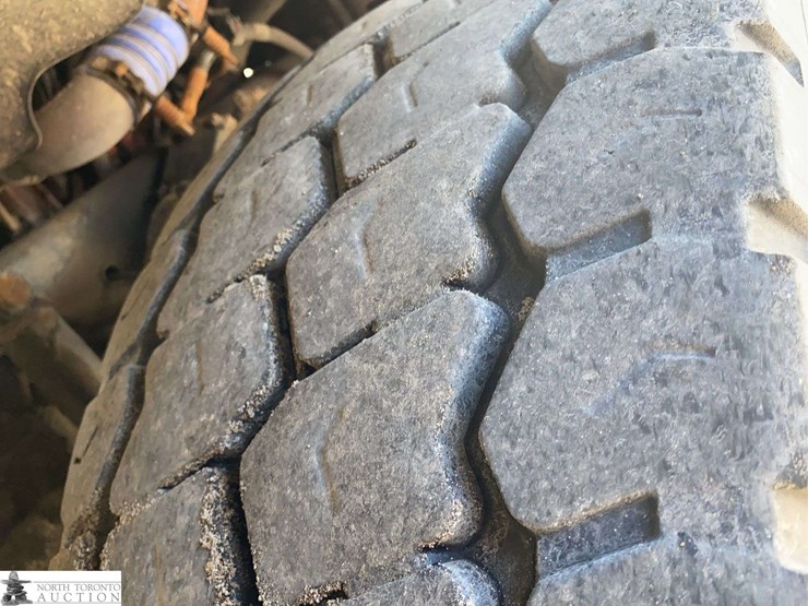 2016-freightliner-108sd-image-33