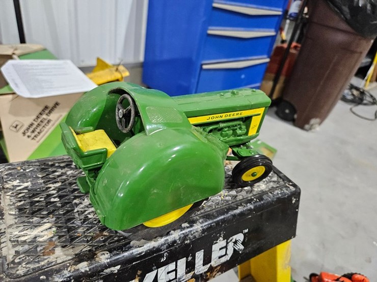 #981-•-john-deere-620-1/16-die-cast-toy-tractor-image-4