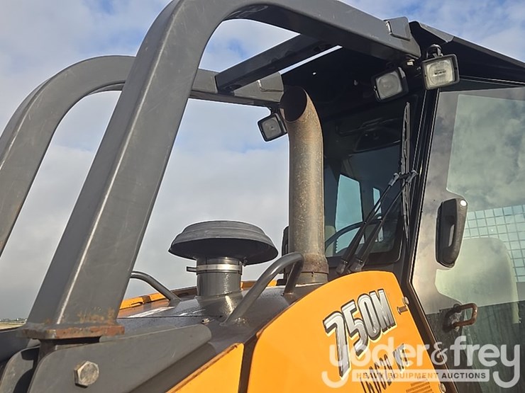 2016-case-750m-image-74