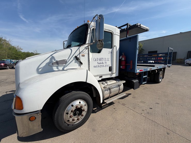 2007-kenworth-t300-image-1