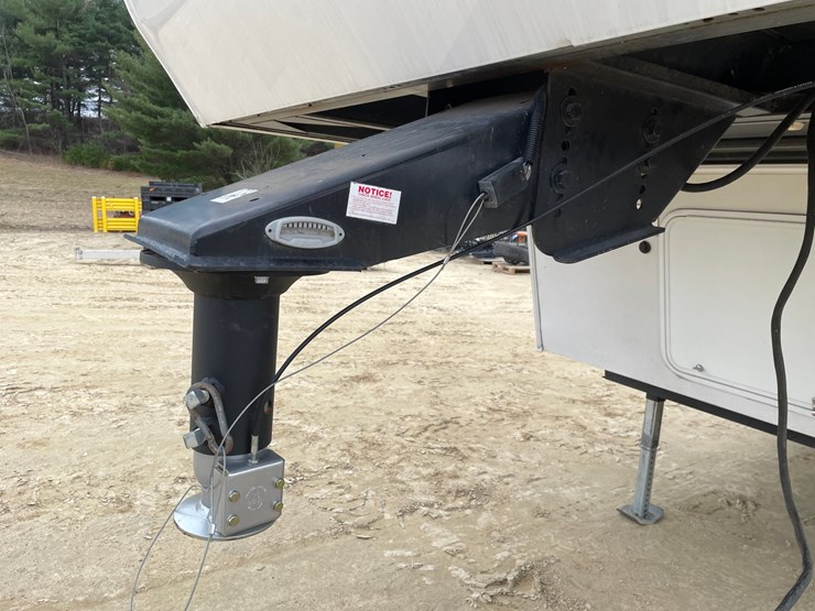 #201-•-2014-palomino-puma-253-fbs-27'-fifth-wheel-camper-(has-wi-title)-image-41