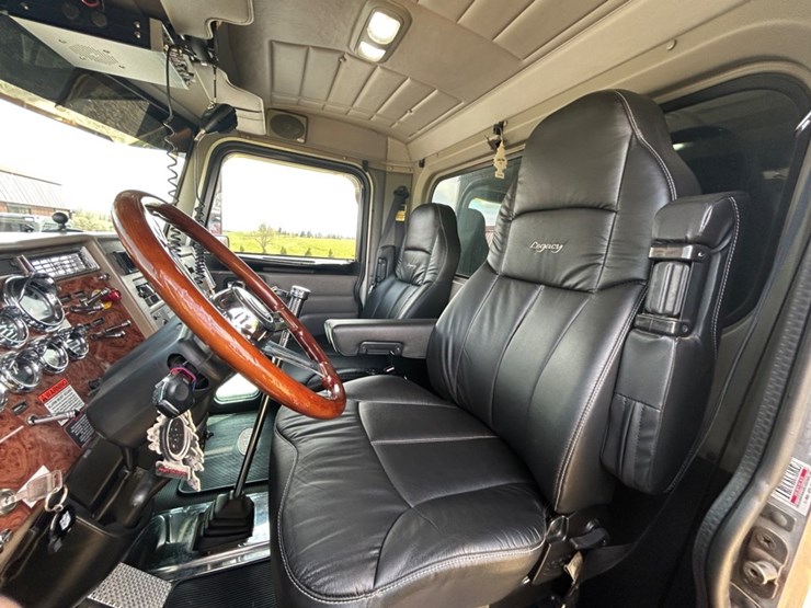 2005-peterbilt-335-image-24