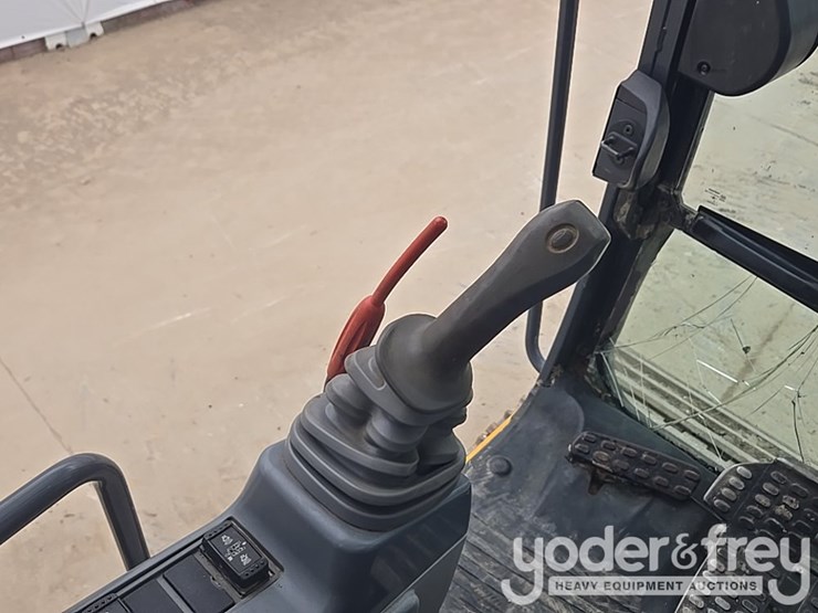 2017-deere-210g-lc-image-126