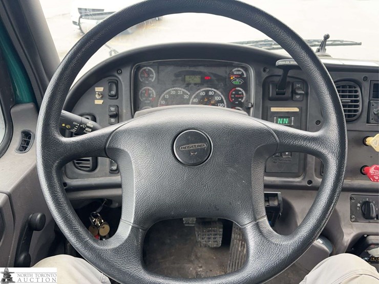 2012-freightliner-m2-106-image-25