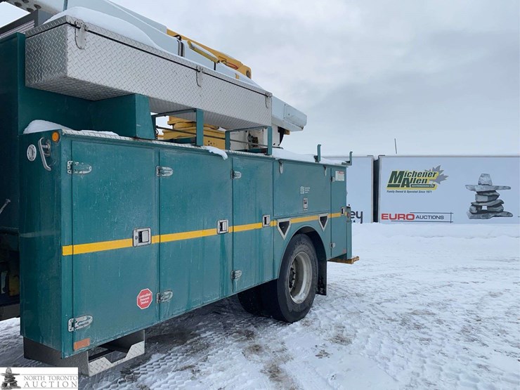 2011-freightliner-m2-106-image-22