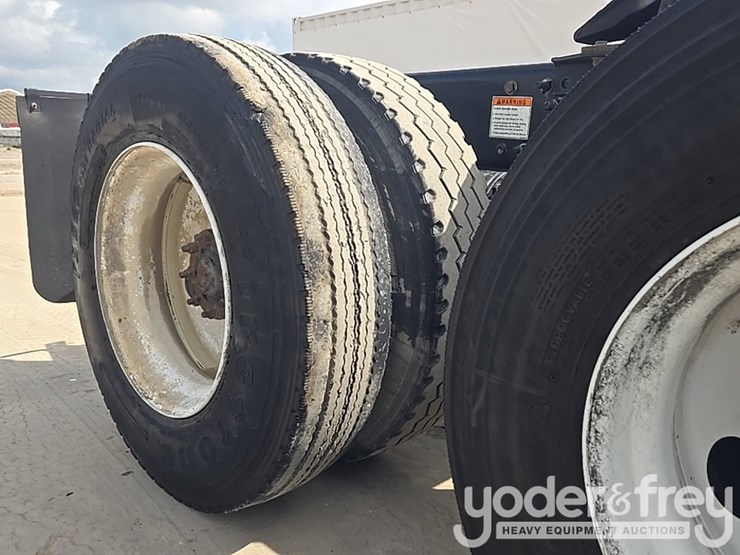 2012-freightliner-cascadia-125-image-19