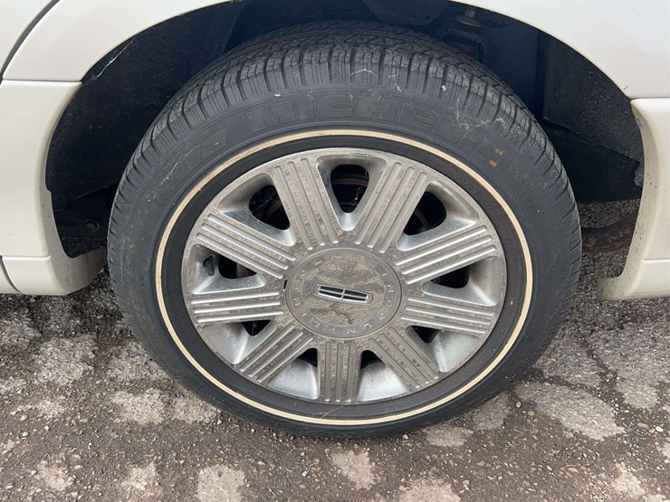 2005-lincoln-town-car-image-25