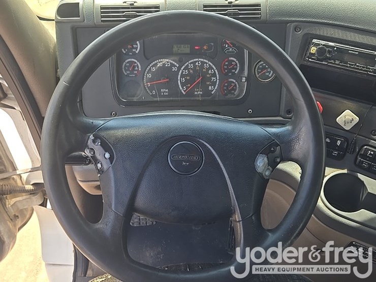 2011-freightliner-cascadia-125-image-78