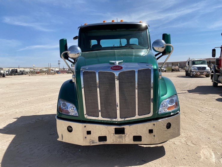 2017-peterbilt-579-image-3