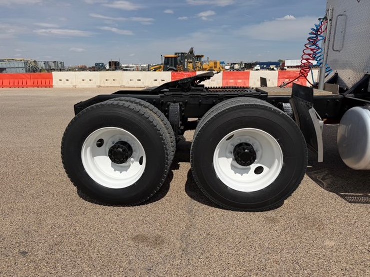 2012-peterbilt-388-image-5