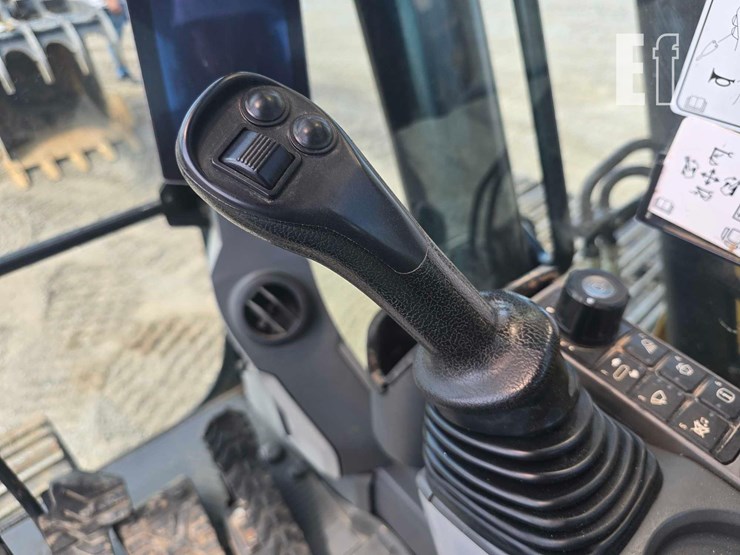 2019-caterpillar-320-image-17