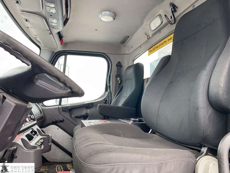 2011-freightliner-m2-106-image-8