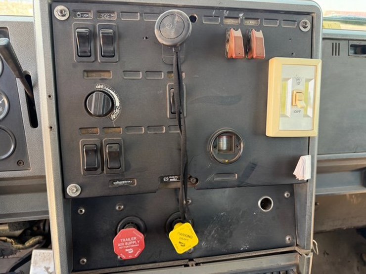 1994-mack-ch613-image-15