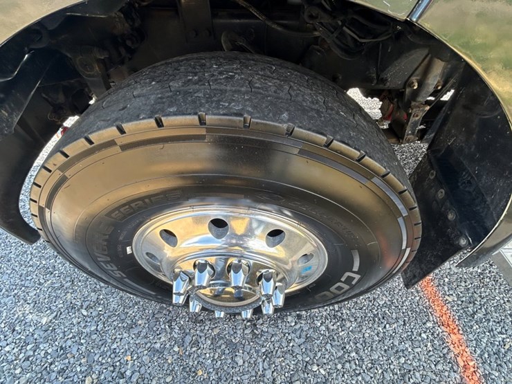 2005-peterbilt-335-image-9