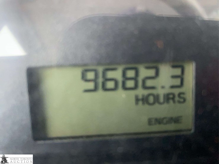 2011-freightliner-m2-106-image-19